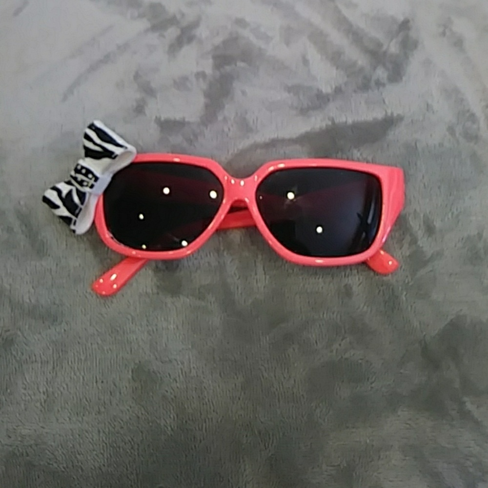 Sunglasses with a bow in pink